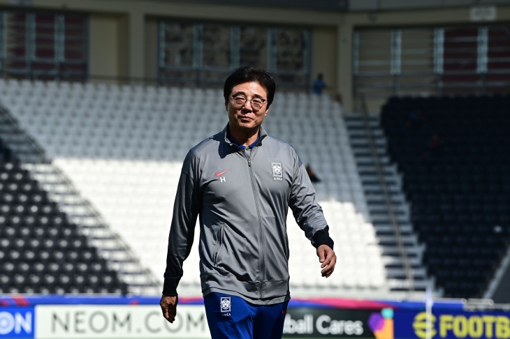 황 선홍 한국 남자축구 23세 이하 대표팀 감독이 22일 카타르 도하 자심 빈 하마드 경기장에서 열린 2024 파리올림픽 최종예선 겸 아시아축구연맹(AFC) U23 아시안컵 B조 조별리그 일본과의 3차전을 앞두고 경기장을 걷고 있다. 대한축구협회 제공