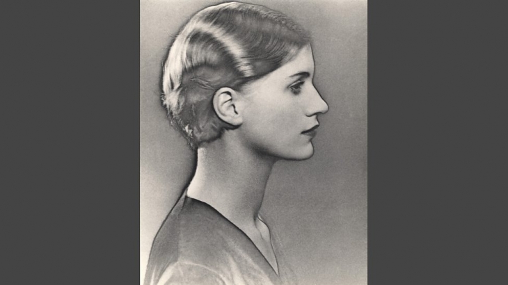 만 레이, 리 밀러의 솔라리스 초상, 1929년경, 펜로즈 컬렉션.