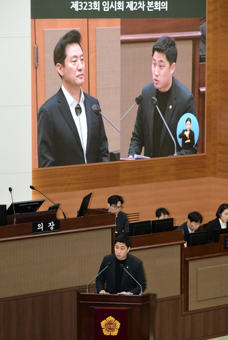 제323회 임시회 제2차 본회의에서 시정질문을 하는 송경택 의원