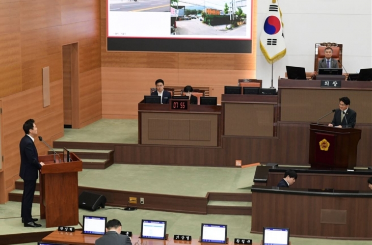 지난 22일 제323회 임시회 제2차 본회의에서 시정질문을 하는 홍국표 의원