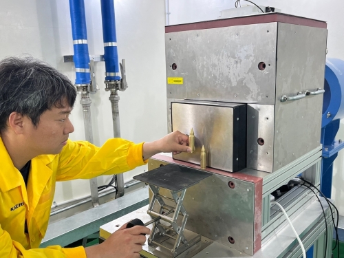 중성자 영상 검사 테스트를 위해 장치를 조작하고 있는 모습  한국원자력연구원 제공