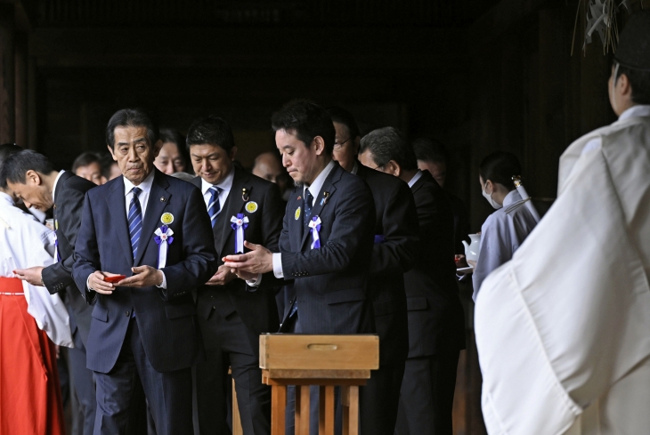 전범 합사 야스쿠니신사 집단 참배하는 일본 국회의원들
