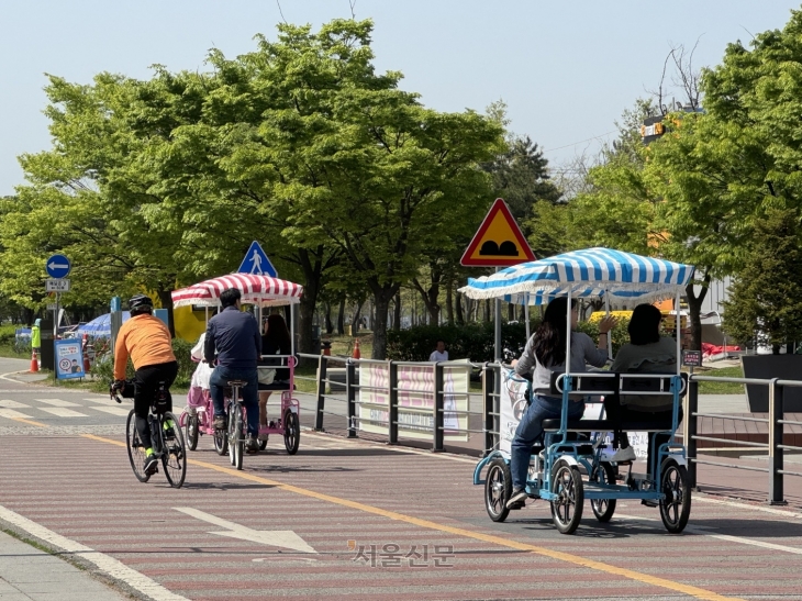 같은 날 자전거 도로에서 일반 자전거 운전자가 4인승 자전거를 피해 반대 차선으로 추월하는 모습.