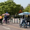 [르포] ‘4인승 자전거’ 등장한 한강공원…‘위험천만’ 자전거 도로