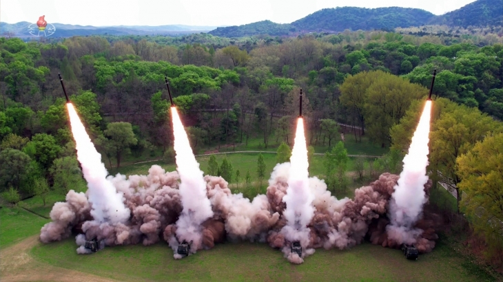 지난 22일 김정은 북한 국무위원장 지도로 실시된 핵반격 가상 종합전술 훈련에서 모의 핵탄두를 탑재한 600㎜ 초대형 방사포가 발사되고 있다. 북한이 해당 훈련을 실시한 건 지난해 3월에 이어 두 번째다. 조선중앙TV 캡처·연합뉴스