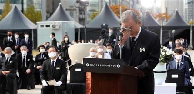 서울 송파구 올림픽공원에서 고 노태우 전 대통령 국가장 영결식이 열리고 있다. 노재봉 전 국무총리가 추도사를 하던 중 눈물을 닦고 있다. 2021.10.30 사진공동취재단