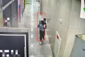 “한국 맞아?”…벤치에 둔 ‘명품백’ 훔쳐 달아난 여성