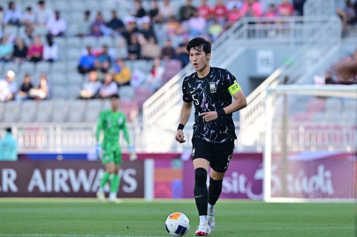 한국 남자축구 23세 이하 국가대표팀 주장 변준수가 지난 19일 카타르 도하의 압둘라 빈 칼리파 경기장에서 열린 2024 아시아축구연맹(AFC) 조별리그 B조 중국과의 2차전에서 드리블하고 있다. 대한축구협회 제공