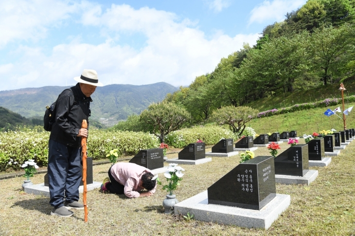 ‘제73주기 거창사건 희생자 합동위령제·추모식’이 24일 경남 거창사건추모공원에서 엄수됐다. 희생자들을 추모하는 유족들. 2024.4.24. 거창군 제공
