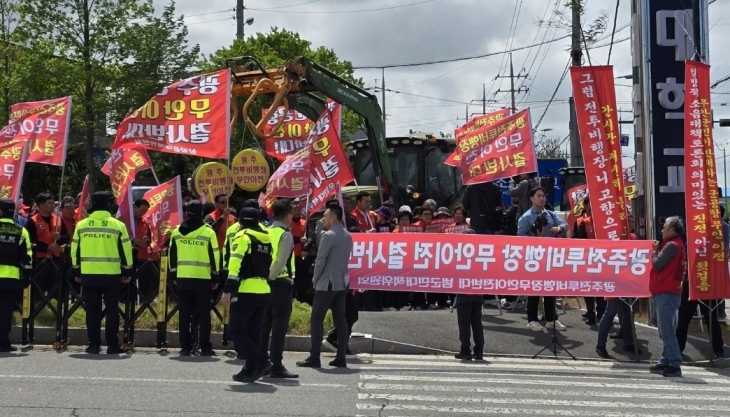 광주군공항 무안 이전을 반대하는 무안지역 시민단체들이 24일 무안군 초당대학교 정문 앞에서 시위를 하고 있다.