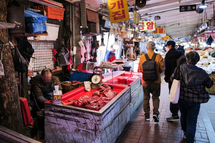 서울 동대문 경동시장 내 한 개고기 판매 노점이 상온에서 개고기를 판매하고 있다. 동대문구 제공