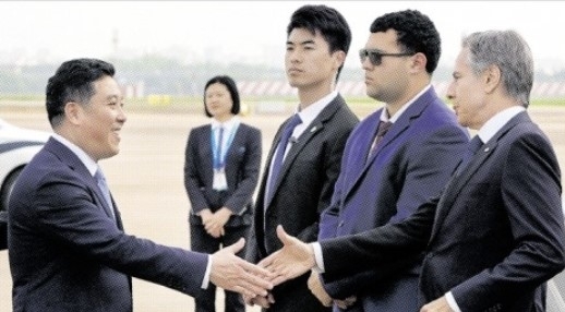 지난해 6월 이후 10개월 만에 중국을 방문한 토니 블링컨(오른쪽) 미국 국무장관이 24일 중국 상하이에 도착해 쿵푸안(왼쪽) 상하이 외사판공실 주임과 악수하고 있다. 상하이 로이터 연합뉴스