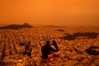 아테네 덮친 사하라 먼지폭풍… 온통 주황빛