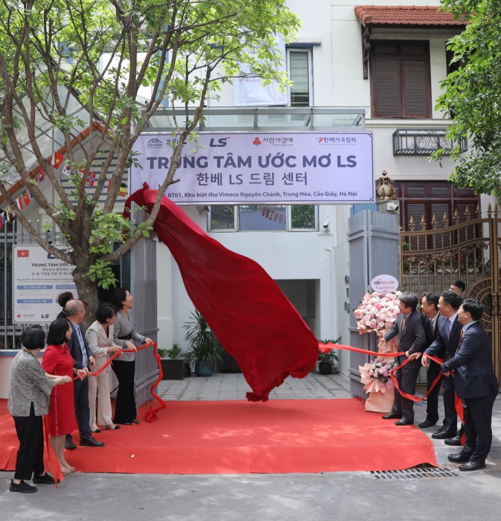 지난해 5월 베트남 하노이시에서 열린 LS드림센터 개소식에서 주요 관계자들이 간판제막식을 진행하고 있다. LS 제공