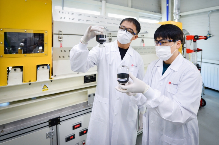 LG에너지솔루션 대전연구소에서 연구원이 폐전극 직접 리사이클 공정을 통해 제조한 양극활물질을 선보이고 있다. LG에너지솔루션 제공