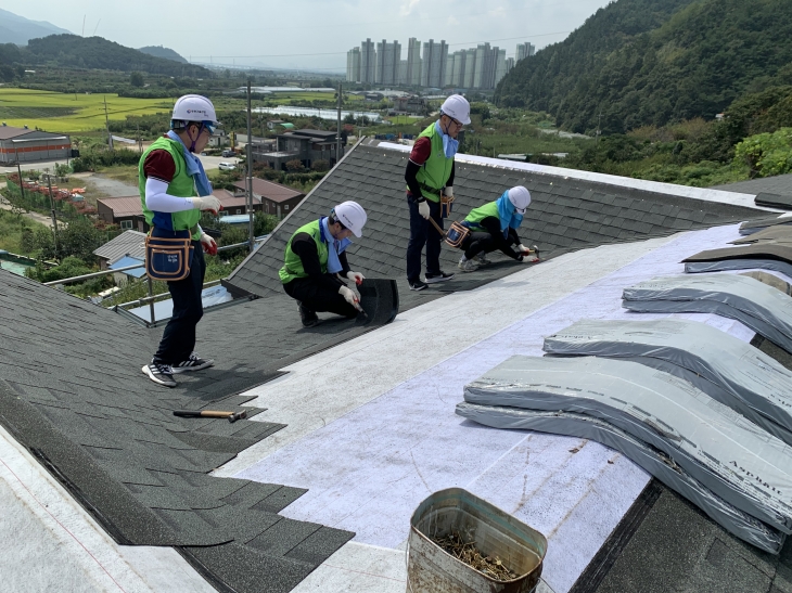 한국토지주택공사(LH) 임직원들이 재난 피해로 훼손된 주택 개보수를 지원하고 있다. 한국토지주택공사 제공