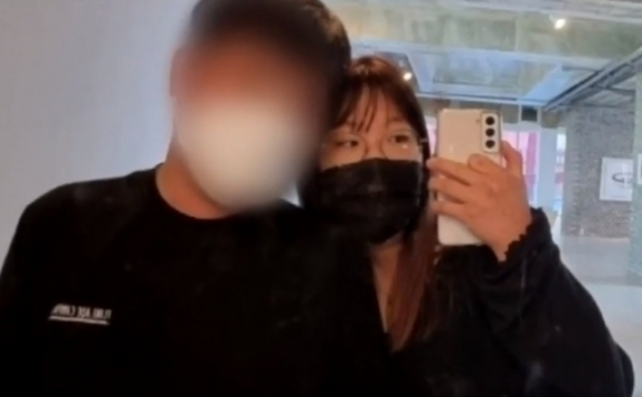 결혼을 약속한 여자친구(오른쪽)에게 흉기를 휘둘러 잔혹하게 살해한 남성. 유족은 피해 여성 얼굴 등을 공개하며 가해자에 대한 엄벌을 촉구했다. JTBC 캡처