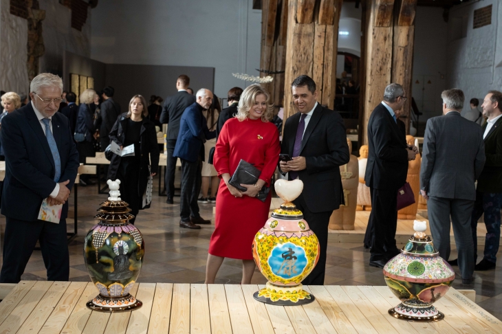 경기도자미술관 특별전 ‘자가처방_한국도예(Self Medication_Korean Ceramic Art)’ 라트비아 전시회 사진(한국도자재단 제공)