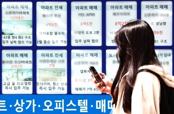 서울의 주택매매 소비심리지수가 석 달 연속 상승했다. 16일 국토연구원이 발표한 ‘부동산시장 소비자 심리조사’에 따르면 지난 3월 서울의 주택매매시장 소비심리지수는 112.7로 전월보다 1.3포인트 상승했다. 사진은 서울 시내 한 부동산 업소에 매매·전세 관련 안내문이 붙어 있는 가운데 한 여성이 그 앞을 지나는 모습. 연합뉴스