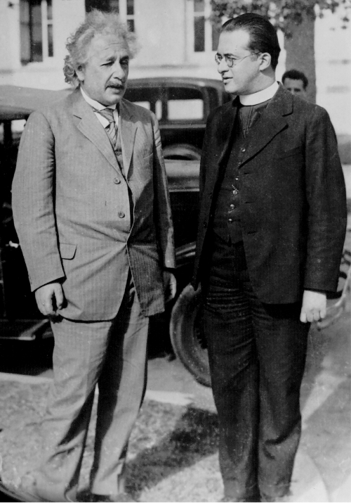 아인슈타인(왼쪽)이 벨기에 가톨릭 사제이자 천문학자인 조르주 르메트르와 대화하고 있다. 르메트르는 우주가 계속 팽창하고 있으며 시간의 기원이 있다는 사실을 수학적으로 제시했다. 책과함께 제공