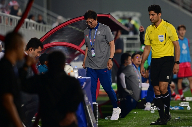 황선홍 한국 남자축구 23세 이하 국가대표팀 감독이 26일(한국시간) 카타르 도하의 압둘라 빈 칼리파 경기장에서 열린 2024 아시아축구연맹(AFC) U23 아시안컵 8강전 인도네시아와의 경기에서 퇴장당하고 있다. 대한축구협회 제공