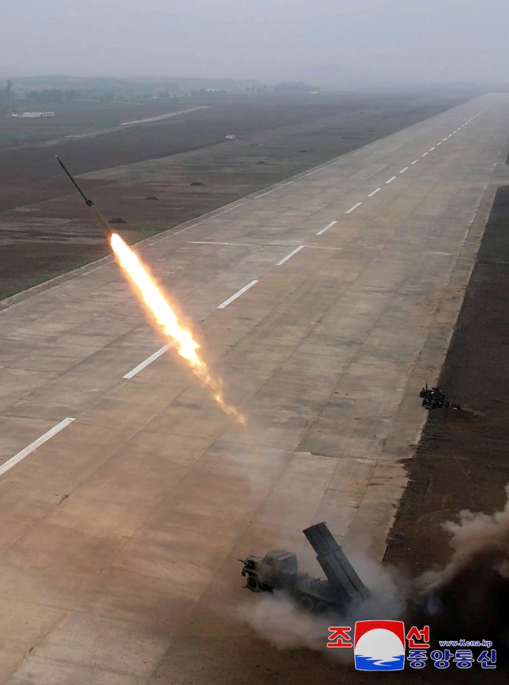 북한, 신형 방사포탄 시험사격 진행