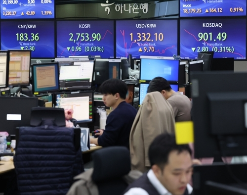 지난 3월 22일 서울 중구 하나은행 딜링룸에서 직원들이 업무를 보고 있다. 연합뉴스
