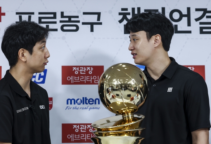 수원 kt 허훈과 부산 KCC 허웅이 25일 서울 KBL센터에서 열린 2023~24 프로농구 챔피언결정전 미디어데이에서 신경전을 벌이고 있다. 뉴시스