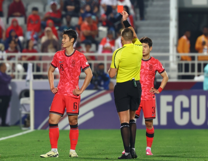 한국 남자축구 23세 이하 대표 이영준이 26일(한국시간) 카타르 도하의 압둘라 빈 칼리파 경기장에서 열린 2024 아시아축구연맹(AFC) U23 아시안컵 8강전 인도네시아와의 경기에서 퇴장당하고 있다. 도하 뉴시스