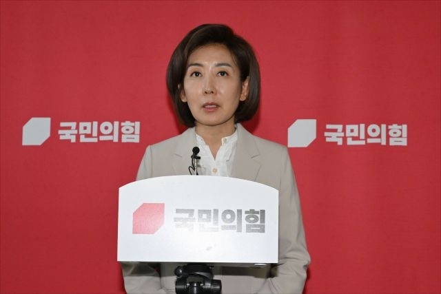 국민의힘 나경원 당선인이 23일 국회에서 열린 4선 이상 중진 간담회를 마친 뒤 취재진 질문에 답하고 있다. 2024.4.23 연합뉴스