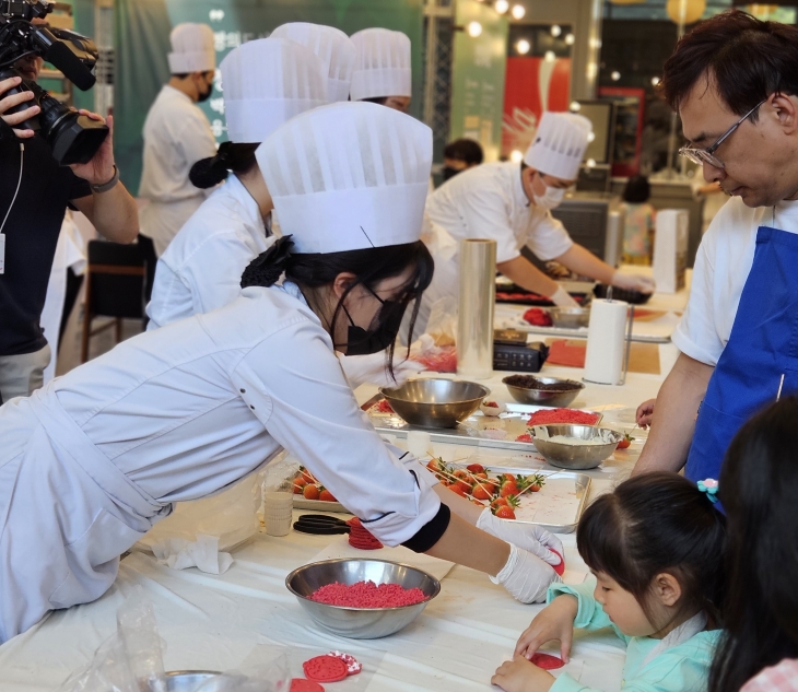 빵빵데이를 맞아 천안시청사 로비에서 쿠기만들기 체험행사가 열리고 있다. 천안시 제공