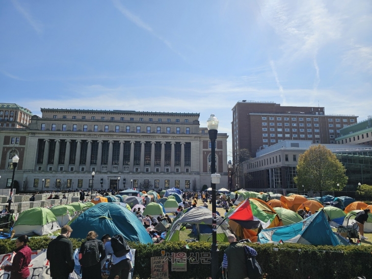 지난 26일(현지시간) 미국 뉴욕 컬럼비아대 캠퍼스 안에 반이스라엘 학생 시위대가 만든 텐트촌이 들어서 있다. 이들은 텐트 안에서 생활하며 가자지구 전쟁 반대 시위를 이어 가고 있다.
