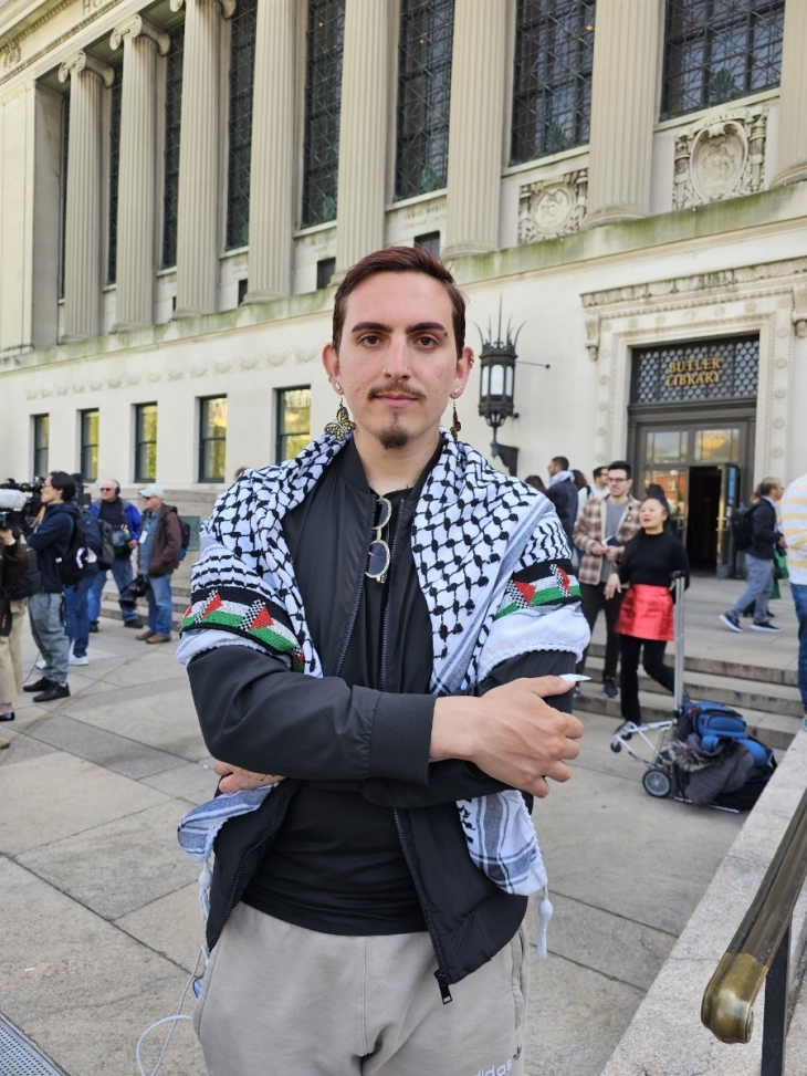컬럼비아대 캠퍼스에서 반이스라엘 시위 중인 대학원생 에이든(27) . 뉴욕 이재연 특파원