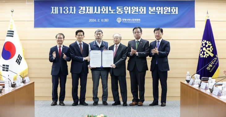 노사정 대표들이 지난 2월 6일 경사노위 13차 본위원회에서 특위와 의제별 위원회 등 3개 위원회 구성에 합의했으나 노정 갈등으로 대화의 문조차 열지 못하고 있다. 서울신문