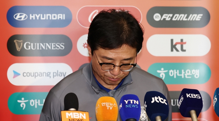 Coach Hwang Seon-hong of the Korean U23 men's soccer team, who failed to achieve his goal of advancing to the Olympics for the 10th consecutive time, bows his head during an interview on his way home from Incheon International Airport on the 27th.  yunhap news