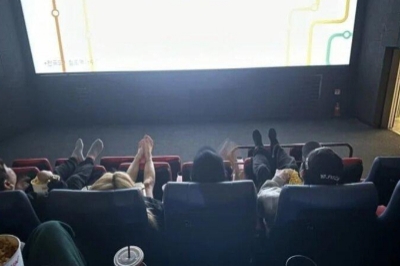 영화관서 신발 벗고 앞 좌석에 발 걸친 남녀들… ‘몰상식’