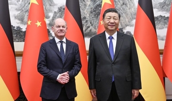 시진핑(오른쪽) 중국 국가주석과 올라프 숄츠 독일 총리가 지난 16일 베이징 댜오위타이 국빈관에서 만나 정상회담에 앞서 포즈를 취하고 있다. 숄츠 총리는 대규모 경제사절단을 이끌고 중국을 찾았다. 베이징 신화 연합뉴스