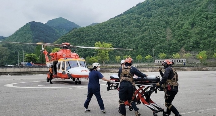 심장병 수술을 받은 뒤 갑자기 산소포화도가 떨어져 긴급 수술이 필요했던 4세 남아가 29일 오전 소방청 소방헬기를 이용해 강원도 정선에서 서울로 긴급 이송되고 있다. 해당 아동은 소방헬기를 이용해 성남 서울공항에 도착한 뒤 구급차로 삼성서울병원으로 이송됐다. 소방청 제공