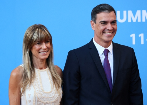 페드로 산체스 스페인 총리가 2023년 나토 정상회의에 부인 베고냐 고메스(왼쪽)와 참석한 모습. 빌뉴스 로이터 연합뉴스