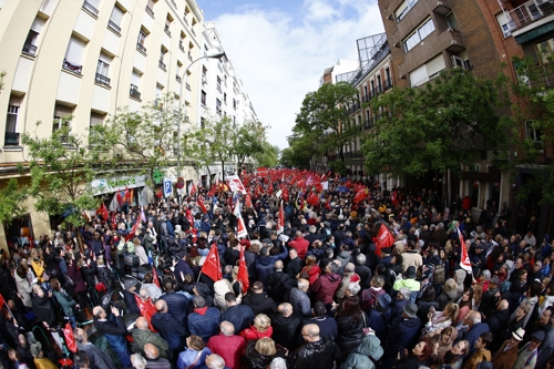 스페인 시위대가 27일 총리의 사임을 반대하며 페드로 산체스 총리가 소속한 사회노동당 앞에서 시위를 벌이고 있다. 마드리드 EPA 연합뉴스