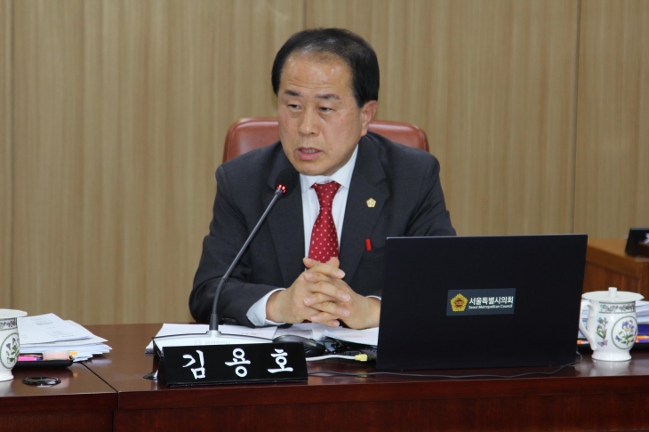 제323회 임시회 도시안전건설위원회 재난안전관리실 업무보고에서 김용호 시의원이 질의를 하고 있다.