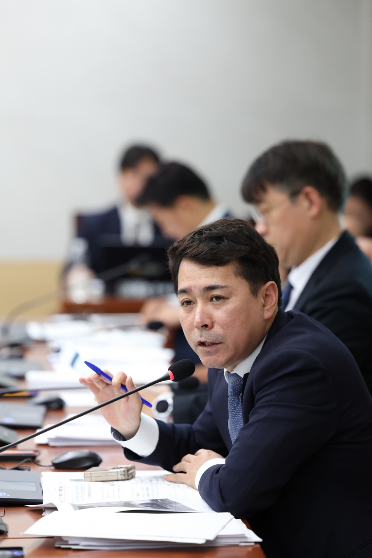 임만균 서울시의원이 상임위원회에서 집행기관에 질의하는 모습.