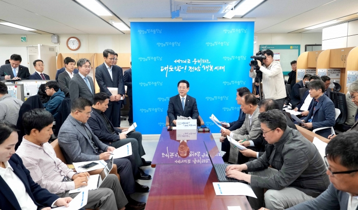 김영록 전남지사가 30일 도청 기자실에서 도정 현안에 대한 기자간담회를 갖고 있다.