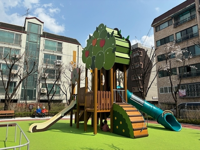 깔끔하게 정비된 강서구의 한 어린이공원 모습. 강서구 제공