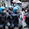 무장 경찰과 충돌하는 G7 반대 시위대