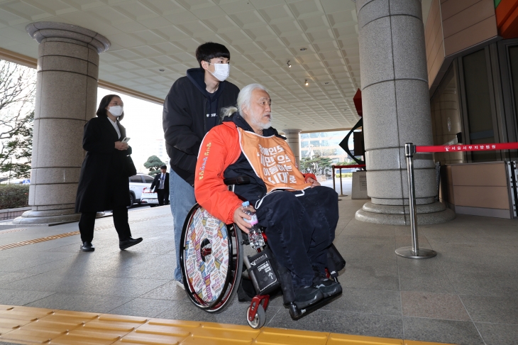 박경석 전국장애인차별철폐연대(전장연) 상임공동대표가 지난달 1일 오전 서울서부지법에서 열린 삼각지역 스티커 부착 등 공동재물손괴 혐의 관련 공판에 출석하고 있다. 연합뉴스