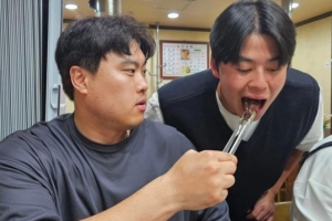 류현진, KBO리그 통산 100승 도우미 역할 노시환에 소고기 직접 구워줬다