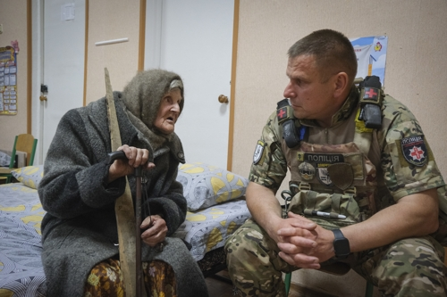 리디아 로미코프스카(왼쪽)가 지난달 26일 도네츠크 지역에서 우크라이나 연방 경찰과 이야기하고 있다. 도네츠크 AP 연합뉴스