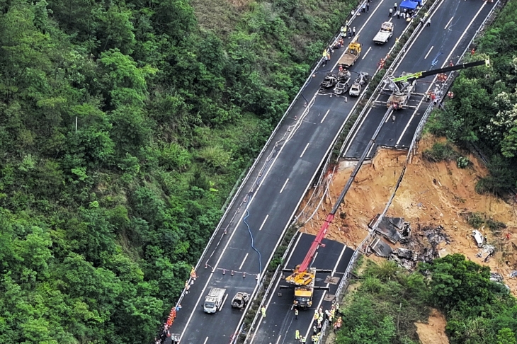 닷새간의 노동절 연휴 첫날인 1일 중국 광둥성 메이저우시와 다부현 사이 고속도로 구간 일부가 무너져 내린 모습.  신화 연합뉴스