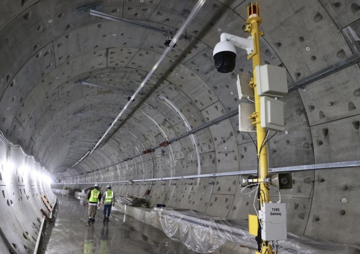 현대건설이 최근 지하 터널 무선통신 기술과 안전 솔루션을 통합한 스마트 안전 시스템 ‘HITTS’를 선보이면서 사각지대로 여겨졌던 터널 공사 현장에서 와이파이 무선통신이 가능해졌다. 사진은 인천도시철도 1호선 검단연장선 공사 현장의 모습. 현대건설 제공